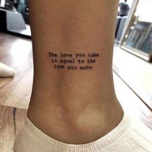 Tatuagem feminina no pé com frases