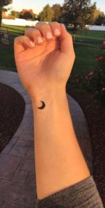 Tatuagem minimalista no Pulso