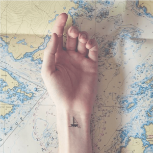 Tatuagem no pulso minimalista