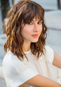 Cabelo médio repicado com franja