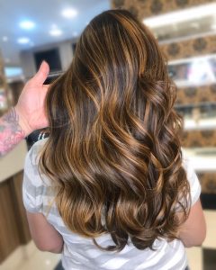 cabelo castanho longo com luzes