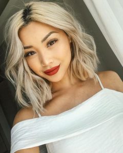 cabelo ondulado curto loiro