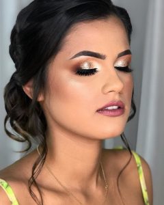 olho esfumado com glitter dourado