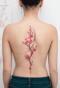 tatuagem de flores nas costas