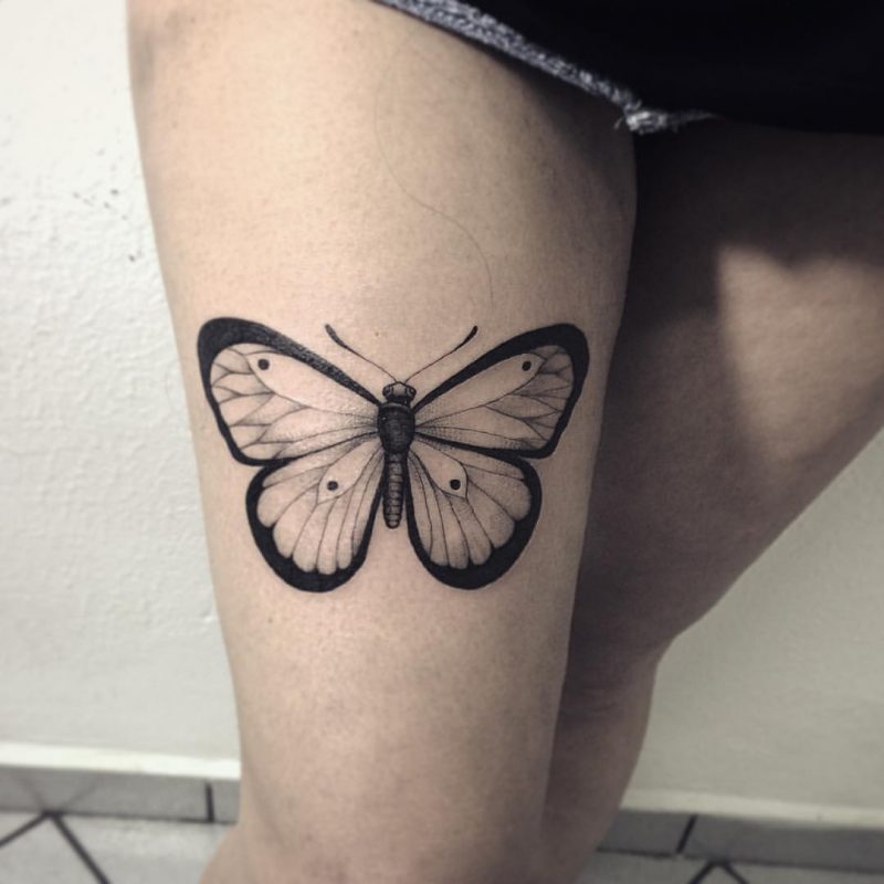tatuagem feminina de borboletas na coxa