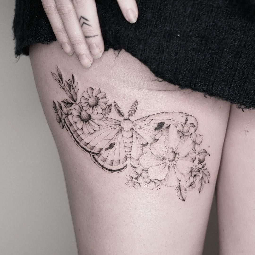 tatuagem feminina de borboletas na coxa