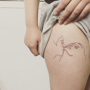 tatuagem feminina delicada na coxa