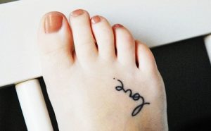 tatuagem feminina no pé com frases ou palavras