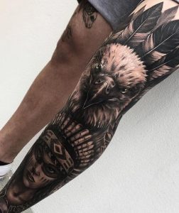 Tatuagem de animal na perna masculina