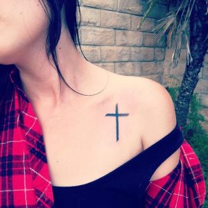 tatuagem no ombro de cruz 2021