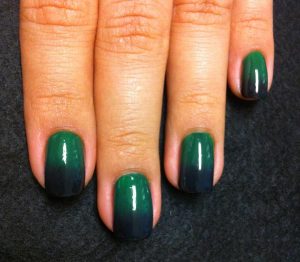 unha verde decorada tie dye
