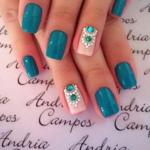 unhas decoradas verdes com joias 1