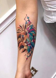 Tatuagem feminina de leão aquarela