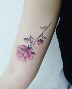 tatuagem de flor no braço