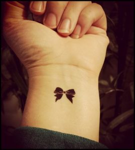 tatuagem de lacinho em pulso feminino
