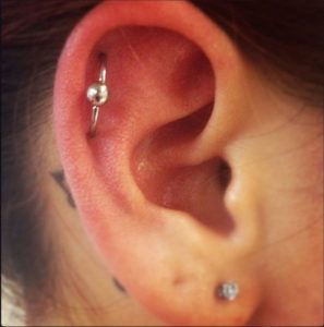 piercing na orelha orbital