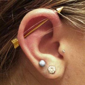 piercing na orelha transversal