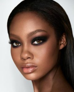 Olhos bem esfumaçados de preto (Pinterest)
