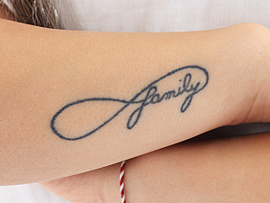 Ideias de tatuagens para homenagear a família. Foto imagem de um braço com a escrita family