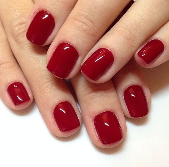 unhas curta vermelha