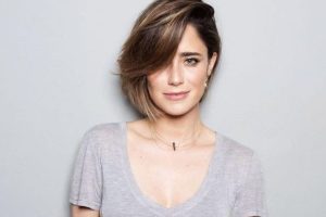 Cortes de cabelo para afinar um rosto redondo - corte assimétrico