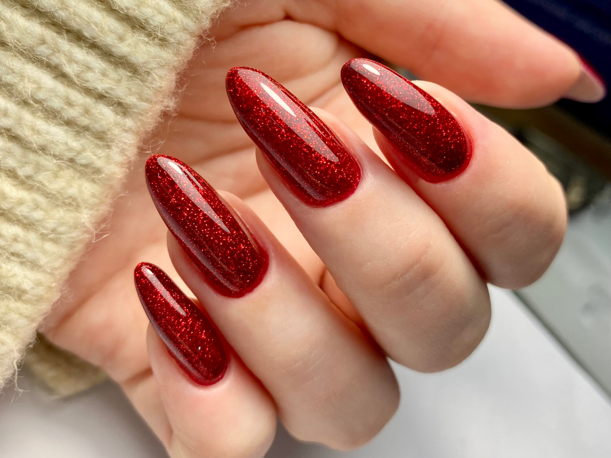 Unhas de vermelhas com glitter