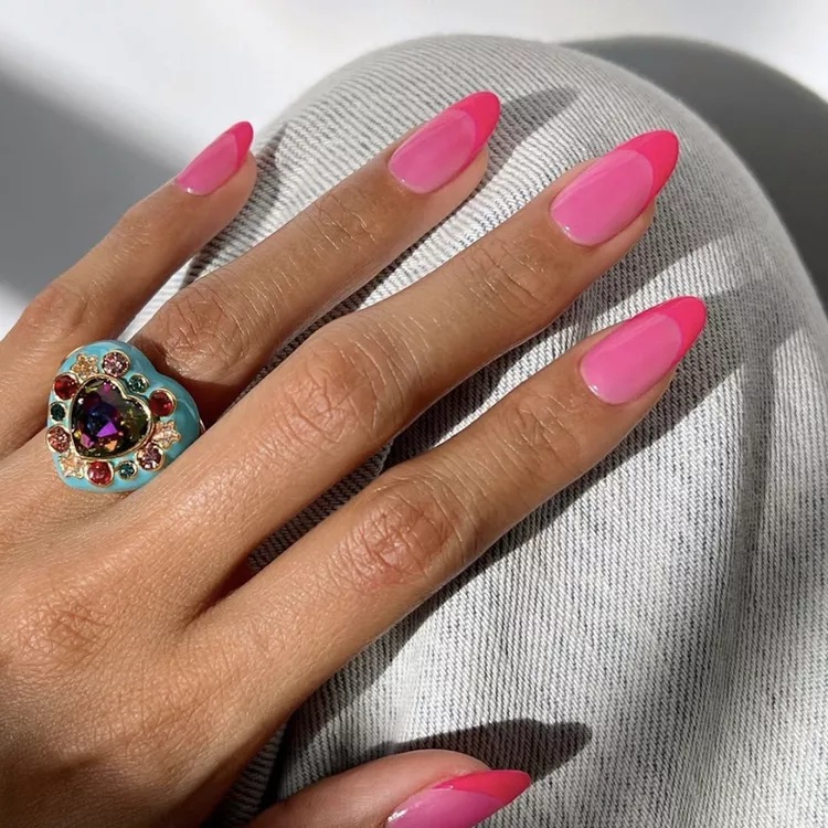 unhas francesinha com contraste marcado entre tons de rosa