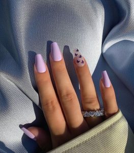 Borboletas-encapsuladas-nas-unhas-lilas