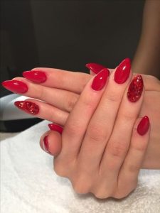 Brilho-encapsulado-com-esmalte-vermelho-640x853