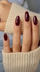 Unha marrom amendoada está entre as unhas chiques, sem dúvidas