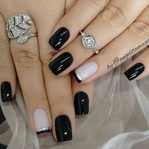 Filha-unica-com-esmalte-mais-claro-traz-charme-e-elegancia