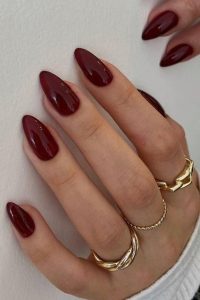 vermelho escuro