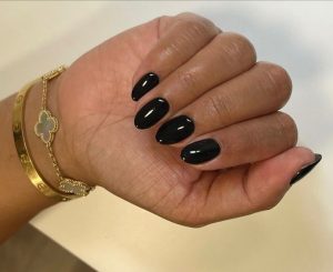 Unhas Pretas - marca desconhecida (Pinterest)