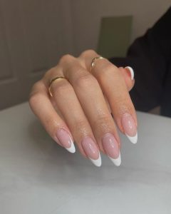 Unhas amendoadas com ponta francesa