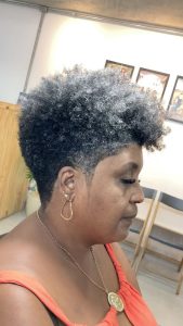 Corte Pixie mulher madura