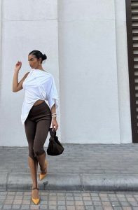 mulher com legging pirata em tom marrom