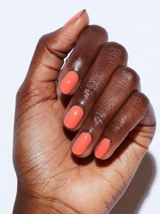 Coral Vibrante é uma das cores de esmalte que rejuvenescem