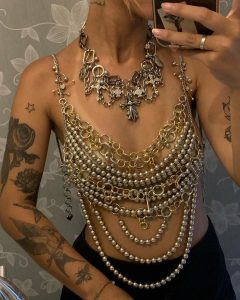 Looks com miçangas tendências carnaval 2025