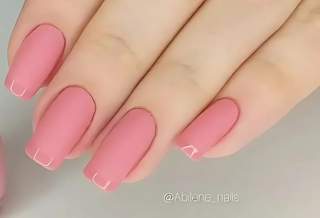 Unhas rosa claro