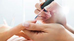 As cores de unhas decoradas que mulheres com mais de 50 anos vão usar neste outono