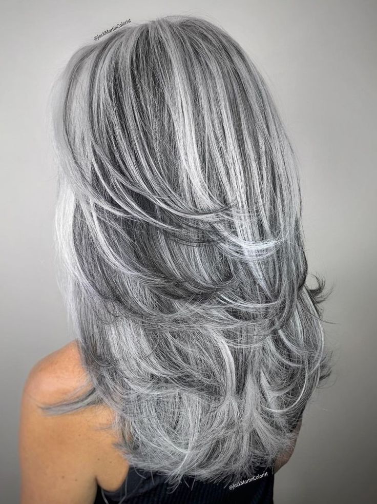 corte com camadas longas para cabelo grisalho