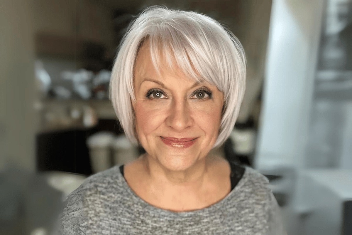 mulher com cabelo grisalho em corte bob com franja
