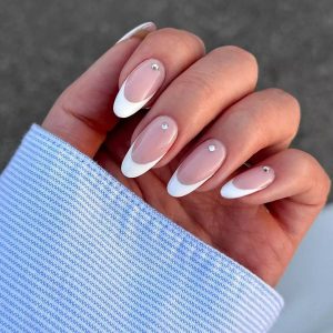unhas com francesinha branca e ponto de strass
