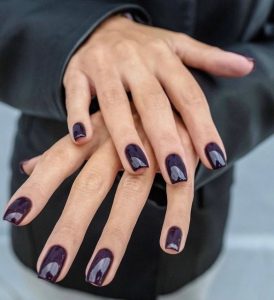 unhas em tom vinho