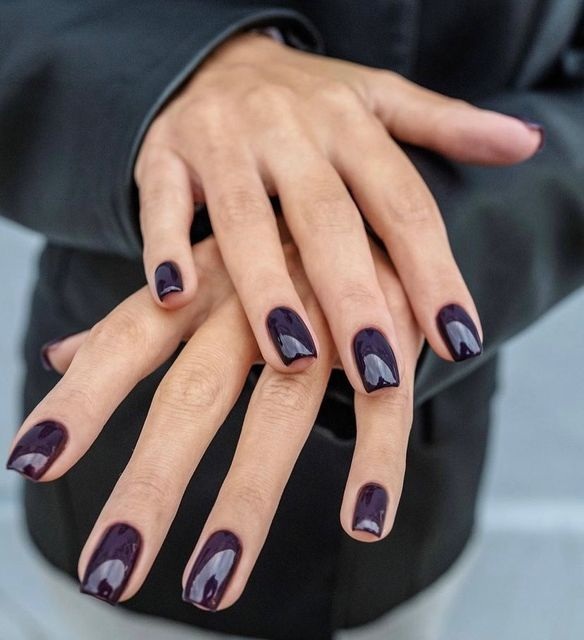 unhas em tom vinho