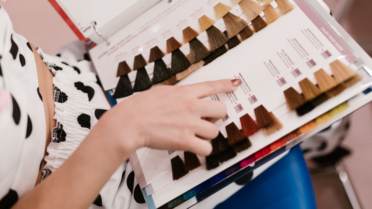 As cores de cabelo para pele clara que você pode apostar e que estão super na moda 2025