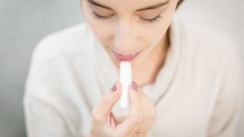 Hidratante labial de farmácia: os mais baratos para te ajudar a proteger os lábios do ressecamento
