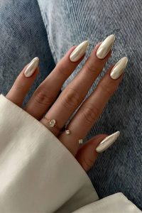 Unhas cromadas com cor vanilla