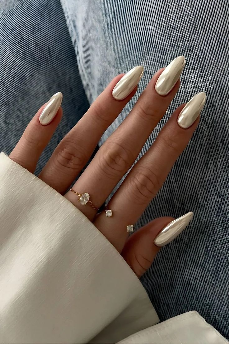 Unhas cromadas com cor vanilla
