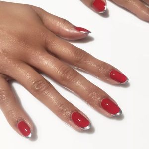 unhas decoradas vermelhas com francesinha prateada